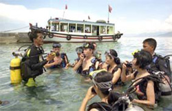 Divers at Mun Islet in Nha Trang City. (Photo: SGT)